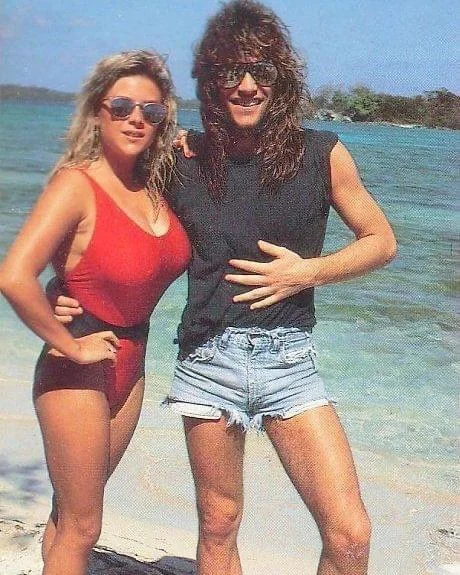 samantha-fox-and-bon-jovi-in-jamaica-november-1986-v0-20b3u5bjupca1.webp